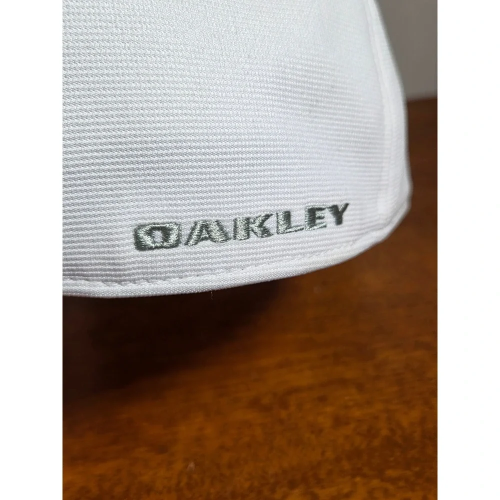 Oakley Classic Low White Performance Flexfit Hat Mens L/XL Silver Ellipse Logo